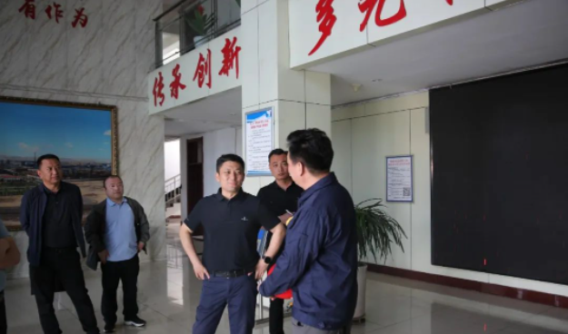 烏海市海南區(qū)區(qū)委副書記、政府區(qū)長白春雷，以及其他幾位副區(qū)長、政府辦公室主任和部門負(fù)責(zé)人，對烏海黑貓的經(jīng)濟(jì)運行和生產(chǎn)建設(shè)運營情況進(jìn)行了實地考察。