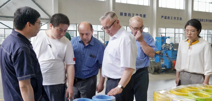 白俄羅斯專家團(tuán)隊(duì)參觀了華凌電纜的實(shí)驗(yàn)室和多個(gè)工廠車(chē)間，全面了解了華凌電纜檢測(cè)中心的發(fā)展情況、研發(fā)平臺(tái)的建設(shè)以及電纜生產(chǎn)工藝流程和生產(chǎn)能力等重要內(nèi)容。這次參觀使專家們對(duì)華凌電纜的技術(shù)實(shí)力和生產(chǎn)能力有了更深入的了解。
