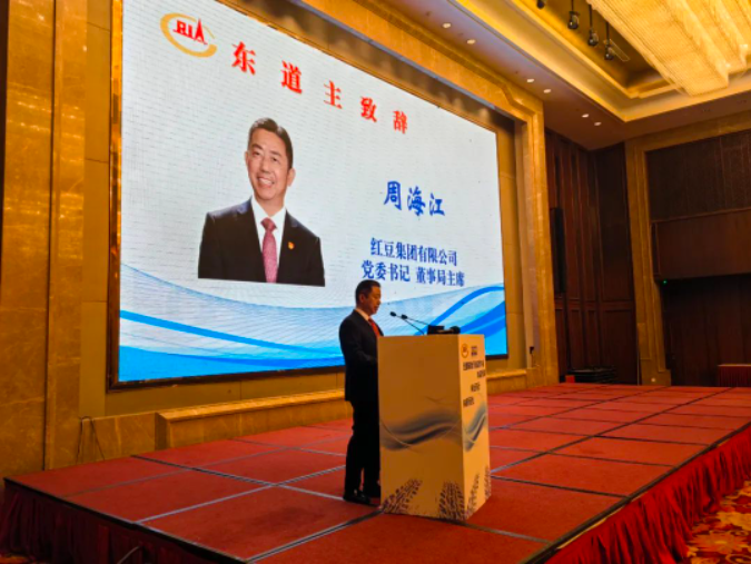  會議中，與會企業(yè)一致表示將同心協(xié)力，共同營造有利于輪胎行業(yè)健康發(fā)展的和諧環(huán)境，助力橡膠強(qiáng)國夢早日實(shí)現(xiàn)。在開幕致辭中，紅豆集團(tuán)黨委書記、董事局主席周海江表示，紅豆集團(tuán)的發(fā)展離不開堅(jiān)定不移聽黨話、感黨恩、跟黨走的方針。他還強(qiáng)調(diào)，企業(yè)除了加強(qiáng)黨建工作外，還要積極履行社會責(zé)任，促進(jìn)企業(yè)與自然和社會的和諧穩(wěn)定。紅豆集團(tuán)將以黨建引領(lǐng)企業(yè)發(fā)展，不斷推進(jìn)自主創(chuàng)新、自主品牌和自主資本等戰(zhàn)略，推動高質(zhì)量發(fā)展。