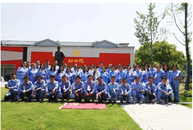 活動還組織了參觀紅色遺跡的環(huán)節(jié)。全體職工徒步前往金山區(qū)紅色教育基地的“初心館”，并聆聽了志愿者對金山區(qū)紅色歷史和革命烈士李一諤的講解。通過學習先烈們堅貞不屈、英勇無畏的品質和革命精神，華涂人紛紛表示要將主題教育的成果轉化為實際行動，不忘初心、牢記使命，在工作中融入革命精神，進一步提升老字號品牌的影響力。