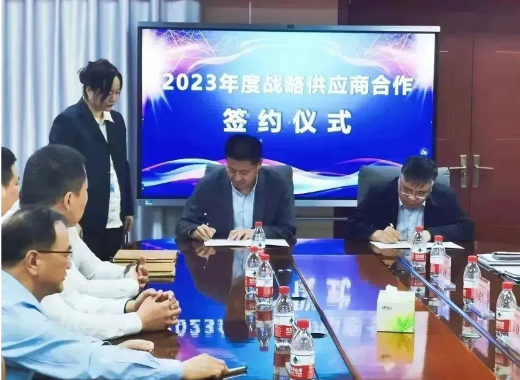 中國平煤神馬能源與青島橡六輸送帶有限公司日前在簽約儀式上正式達成2023年戰(zhàn)略合作協(xié)議。這一合作使得青島橡六成為中國平煤神馬能源在輸送帶產品領域的獨家戰(zhàn)略合作供應商。