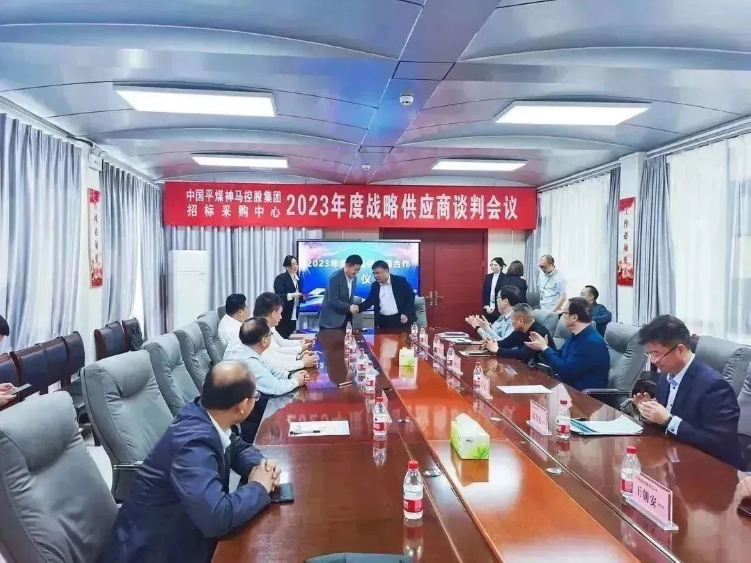 青島橡六輸送帶有限公司作為中國平煤神馬能源的唯一輸送帶產品戰(zhàn)略合作供應商，這一合作關系將為雙方帶來更全面、深入的合作機會。雙方將共同探索市場需求，加強技術研發(fā)，提高產品質量和服務水平，助力中國平煤神馬能源實現(xiàn)高質量發(fā)展目標。