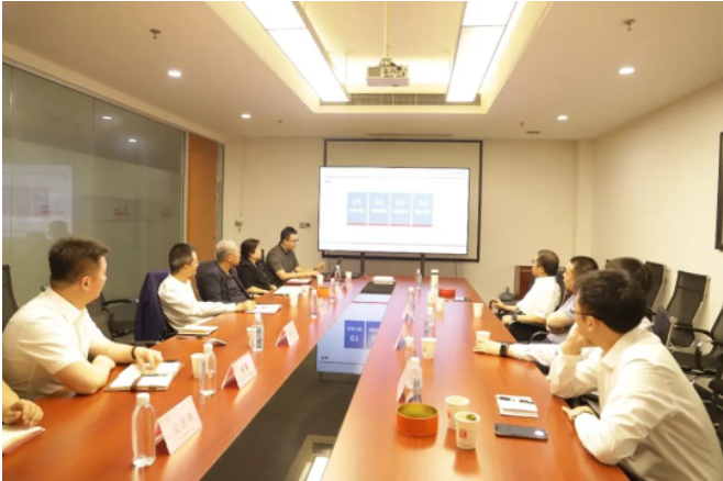 隨后，中策知輪公司智慧事業(yè)部總監(jiān)葛漢向與會領(lǐng)導(dǎo)全面介紹了知輪智慧系統(tǒng)的開發(fā)和應(yīng)用情況。雙方就智慧系統(tǒng)在一汽解放車型上的應(yīng)用以及自研系統(tǒng)的模塊對接展開了深入探討和交流。這為下一步的合作開發(fā)奠定了堅實的基礎(chǔ)，同時也為智慧系統(tǒng)在前裝市場的應(yīng)用打開了新的想象空間。