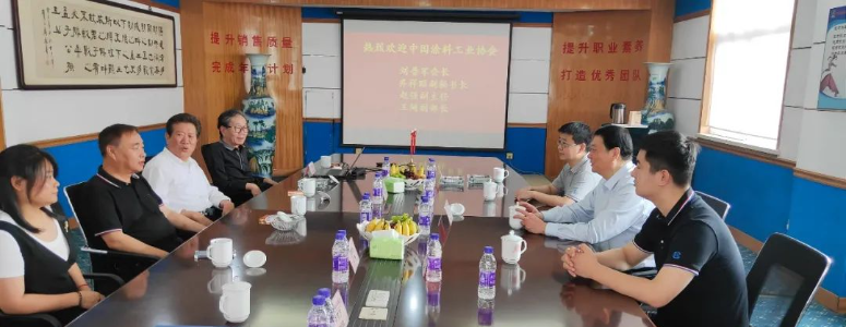 中國(guó)涂料工業(yè)協(xié)會(huì)劉普軍會(huì)長(zhǎng)和齊祥昭副秘書長(zhǎng)一行近日訪問了天津科瑞達(dá)涂料化工有限公司。在訪問期間，劉普軍會(huì)長(zhǎng)對(duì)科瑞達(dá)的創(chuàng)新能力和商業(yè)模式給予了充分的肯定，并高度評(píng)價(jià)了天津涂料涂裝協(xié)會(huì)的工作思路和發(fā)展目標(biāo)。
