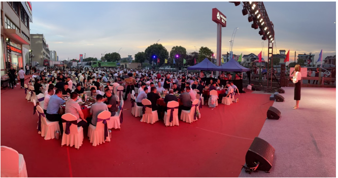 通過這次啤酒狂歡節(jié)，中國(guó)重汽和中策橡膠展示了他們?cè)谥乜ㄊ袌?chǎng)上的合作實(shí)力和創(chuàng)新能力。他們的新產(chǎn)品將為綠色、智能和節(jié)能城建提供可靠的解決方案，助力中國(guó)重卡市場(chǎng)迎接新的規(guī)劃和要求。