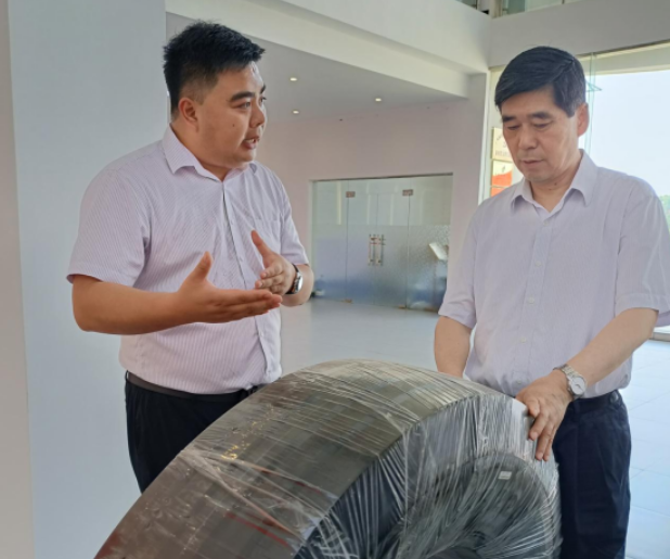 隨后，錢學明副主席深入視察了新桂輪的工廠車間。他主要了解了公司的主營業(yè)務、研發(fā)和技術(shù)改造情況，以及產(chǎn)品在國內(nèi)外銷售市場中的表現(xiàn)和存在的問題。此外，他還關(guān)注企業(yè)安全生產(chǎn)工作的落實情況，并詢問了車間工人的操作流程、上班時長以及休息制度等細節(jié)。