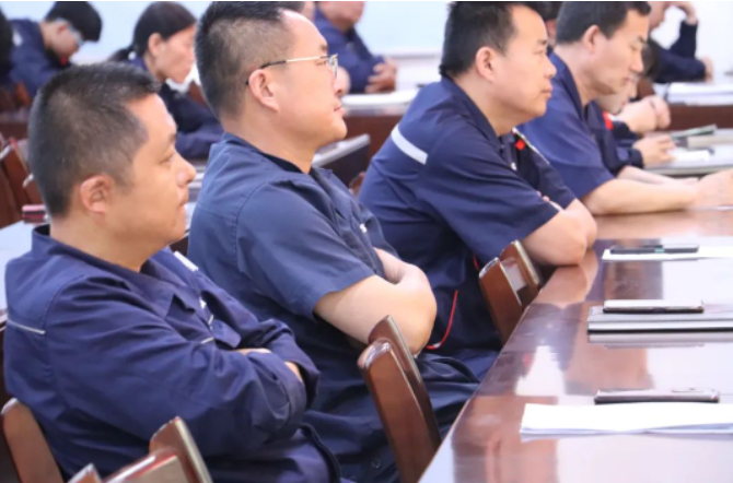 據(jù)了解，張建民通過解讀近年來發(fā)生的多起生產(chǎn)事故案例，深入分析了事故發(fā)生的原因和暴露出的問題。他告誡學(xué)員們將這些過去的事故當(dāng)作今天的警示，將別人的事故當(dāng)作自己的寶貴經(jīng)驗(yàn)，不斷提高事故防范能力。他強(qiáng)調(diào)，通過每個(gè)人的教育和從事故中吸取的教訓(xùn)，可以不斷提升公司的安全意識(shí)和預(yù)防事故的能力。