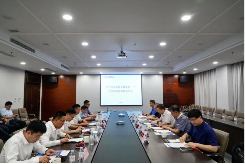 在座談會上，華凌電纜的副總裁兼董事會秘書王飛對外部董事的到來表示熱烈歡迎，并向他們介紹了華凌電纜的發(fā)展歷程、公司框架和經(jīng)營狀況等方面的情況。接著，華凌電纜的副總裁兼銷售總經(jīng)理董效柱向外部董事匯報了企業(yè)的經(jīng)營發(fā)展情況、銷售業(yè)績以及未來的工作思路。