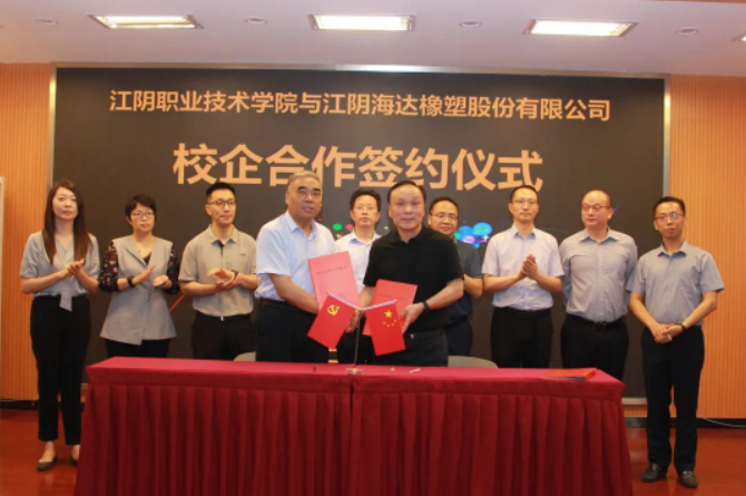 在雙方領(lǐng)導(dǎo)的見證下，錢振宇董事長(zhǎng)和張慶堂院長(zhǎng)代表雙方共同簽署了校企合作協(xié)議和贊助協(xié)議，確立了雙方在產(chǎn)教融合方面的合作框架。