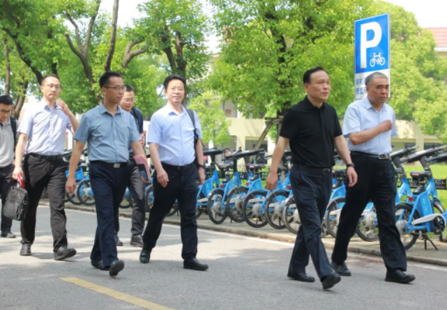 隨后，錢振宇董事長(zhǎng)一行在張慶堂院長(zhǎng)等人的陪同下參觀了江陰職業(yè)技術(shù)學(xué)院校園，深入了解了學(xué)院的辦學(xué)理念和辦學(xué)特色。雙方就進(jìn)一步加強(qiáng)合作進(jìn)行了深入的洽談。