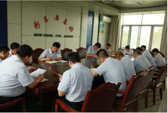 近日，新東岳集團(tuán)召開5月份高效運營工作推進(jìn)會。會議由企管部副經(jīng)理鄭文胸主持，旨在通過統(tǒng)一思想認(rèn)識，激發(fā)管理干部的干事創(chuàng)業(yè)新活力，助力企業(yè)實現(xiàn)高效運營。