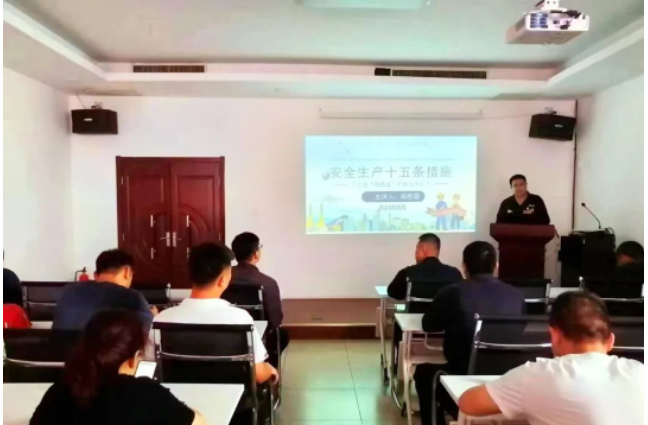 2023年6月是第22個(gè)全國“安全生產(chǎn)月”，以“人人講安全，個(gè)個(gè)會(huì)應(yīng)急”為主題，為了加強(qiáng)安全生產(chǎn)宣傳，激發(fā)全體員工的安全意識，邯鄲黑貓?zhí)亢谟邢挢?zé)任公司安全科組織了一場針對安全生產(chǎn)法律法規(guī)的培訓(xùn)活動(dòng)。