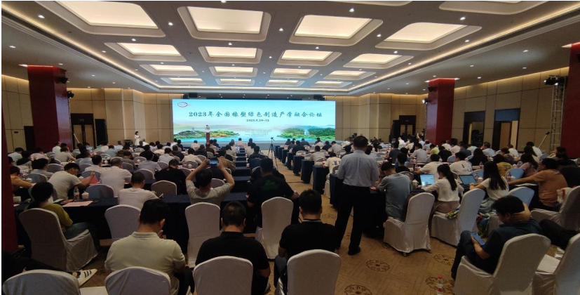 由中國化工學(xué)會橡塑綠色制造專業(yè)委員會主辦的2023年橡塑綠色制造產(chǎn)學(xué)融合論壇于近日在浙江天臺縣成功召開。本次論壇旨在探討如何在雙碳戰(zhàn)略和雙循環(huán)戰(zhàn)略的背景下推進橡塑制造行業(yè)向綠色低碳、高質(zhì)量和可持續(xù)發(fā)展的方向邁進。來自學(xué)術(shù)界、產(chǎn)業(yè)界和政府機構(gòu)的專家學(xué)者齊聚一堂，共同探討橡塑制造技術(shù)創(chuàng)新和產(chǎn)業(yè)發(fā)展的重要議題。