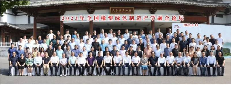 另外，公司企業(yè)研究院副院長劉超奇以《工程橡膠制品全生命周期設(shè)計制造與應(yīng)用》為主題，介紹了天鐵股份橡膠制品在軌交系統(tǒng)中的設(shè)計與應(yīng)用，并詳細(xì)闡述了公司廢舊橡膠制品的綠色環(huán)保化處理情況以及橡膠顆粒的工業(yè)化應(yīng)用。