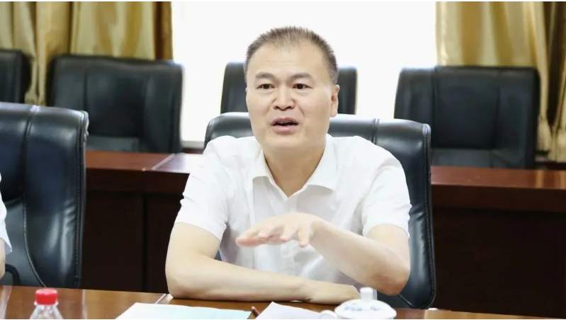 張占成表示，近年來，中鐵裝備與北橡院合作密切，共同推動了超大型隧道工程機(jī)械主驅(qū)動密封產(chǎn)品的研發(fā)，并取得了豐碩成果。考慮到北橡院團(tuán)隊(duì)出色的政治素質(zhì)和強(qiáng)大的創(chuàng)新能力，中鐵裝備將北橡院選為“廉能合作單位”。今天的簽約儀式標(biāo)志著雙方的合作進(jìn)入新階段，開啟了合作發(fā)展的新篇章。張占成希望通過戰(zhàn)略合作，共同打造雙方合作的新格局。
