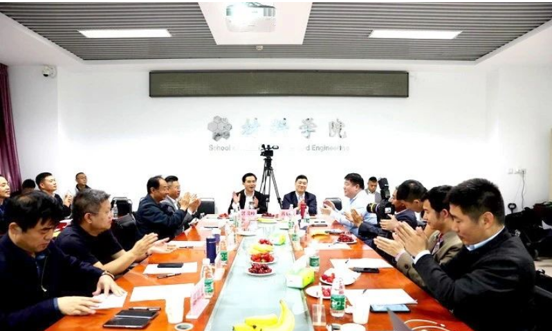 由北京理工大學(xué)材料學(xué)院主辦的廢舊輪胎受控?zé)峤饧案咂焚|(zhì)炭黑制備技術(shù)研討會在北京成功舉行。來自生態(tài)環(huán)境部固體廢物與化學(xué)品管理技術(shù)中心、中國環(huán)境科學(xué)院、南開大學(xué)環(huán)境科學(xué)與工程學(xué)院、清華大學(xué)能源與動力工程系、中國標(biāo)準(zhǔn)化研究院資源環(huán)境分院的相關(guān)專家，以及山東菏澤市和單縣相關(guān)部門及企業(yè)代表，齊聚一堂，就廢舊輪胎轉(zhuǎn)化利用的現(xiàn)狀、問題與解決方案展開深入研討。