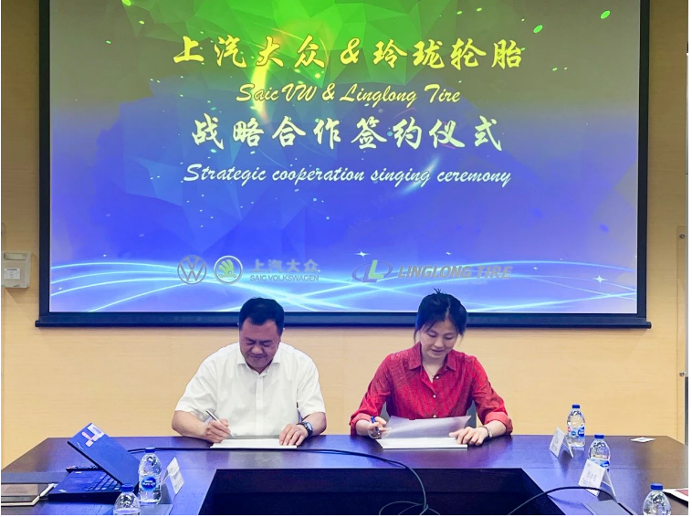 玲瓏輪胎與上汽大眾舉行了戰(zhàn)略簽約儀式。上汽大眾的高層采購(gòu)團(tuán)隊(duì)與山東玲瓏輪胎股份有限公司的董事長(zhǎng)兼總裁王鋒、副總裁馮寶春及其團(tuán)隊(duì)一同出席了這一重要的簽約儀式。