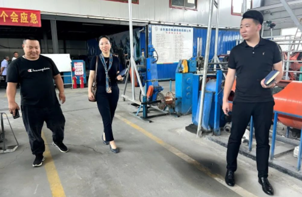 最后，協(xié)會(huì)一行人拜訪了山東瑞合暢通線纜有限公司，受到了該公司總經(jīng)理房益濱的熱情接待。