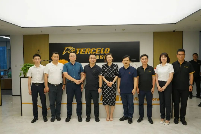 交流結束后，單奇顏和溫志雄代表雙方簽署了戰(zhàn)略合作協議，并共同合影留念。通過此次合作，雄鷹輪胎集團和玉柴物流集團將進一步加強合作，共同推動雙方的業(yè)務發(fā)展和實現更大的成功。