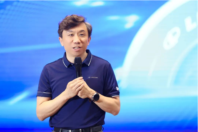 玲瓏輪胎副總裁于航結(jié)合會議主題介紹了他們即將實施的“四全三新”規(guī)劃。為幫助經(jīng)銷商在市場上取得突破，玲瓏輪胎將從產(chǎn)品、渠道、價值、品牌四個方面全面布局，注入新的銷售動力，不斷更新產(chǎn)品、渠道和能力，以企業(yè)實力推動銷售力的提升，進而提升企業(yè)整體實力，形成強大的廠商聯(lián)動服務(wù)市場的模式。