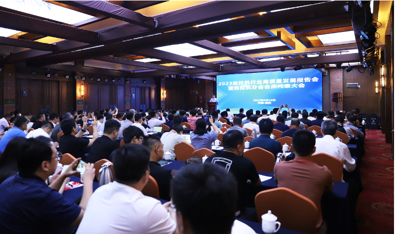 2023拖拉機行業(yè)高質(zhì)量發(fā)展報告會暨拖拉機分會會員代表大會在洛陽召開。本次會議由中國農(nóng)業(yè)機械工業(yè)協(xié)會主辦，吸引了200多位來自中國拖拉機行業(yè)的骨干企業(yè)、農(nóng)機及零部件企業(yè)代表參會。作為中國農(nóng)業(yè)胎領(lǐng)域的領(lǐng)先企業(yè)，玲瓏輪胎應(yīng)邀參與了此次盛會。