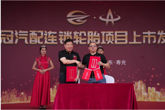 郭耐明和張國秋作為企業(yè)代表共同簽署了戰(zhàn)略合作協(xié)議書。