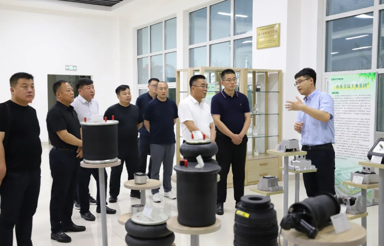 隨后，葉永興一行參觀了美晨工業(yè)集團的黨群文化長廊、產(chǎn)品展廳、生產(chǎn)現(xiàn)場和研發(fā)中心。他們對公司取得的成就和發(fā)展給予了高度認可，并對美晨工業(yè)集團的發(fā)展前景表示了期待。
