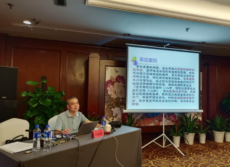市應(yīng)急管理局李振湖二級調(diào)研員作了題為《吸取事故教訓(xùn)，做好安全防范工作》的專題授課。他從近年來全國發(fā)生的典型安全事故案例入手，生動地講解了企業(yè)如何落實安全責(zé)任，并重點解讀了今年市應(yīng)急管理局的幾項安全行動。參訓(xùn)人員通過他的講解，進一步了解到安全生產(chǎn)的重要性和嚴峻性，切實承擔起責(zé)任，做好“防風(fēng)險、保安全、迎亞運”等各項工作。