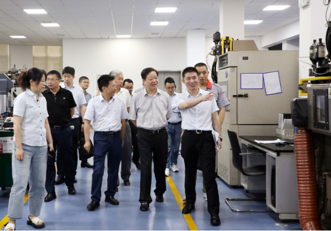 在考察中，陳主席一行參觀了建新的試驗(yàn)中心，仔細(xì)觀摩了密封條開(kāi)關(guān)門(mén)疲勞玻璃升降試驗(yàn)、金屬表面防腐蝕交變?cè)囼?yàn)、減振件的疲勞耐久試驗(yàn)、NVH試驗(yàn)等各種試驗(yàn)設(shè)備。他詳細(xì)了解了試驗(yàn)設(shè)備的要求和研發(fā)試驗(yàn)驗(yàn)證的情況。據(jù)了解，建新試驗(yàn)中心通過(guò)了CNAS試驗(yàn)室認(rèn)可，具備對(duì)產(chǎn)品的檢測(cè)、鑒定、驗(yàn)證能力，為企業(yè)的產(chǎn)品研發(fā)、生產(chǎn)制造和品質(zhì)性能提供了強(qiáng)有力的保障。