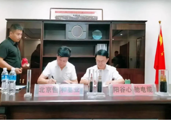 山東陽谷萬里行電纜有限公司迎來了一支重要的訪客團(tuán)隊(duì)。來自北京的恒和基業(yè)建設(shè)發(fā)展有限公司董事長馬國東率領(lǐng)團(tuán)隊(duì)蒞臨該公司進(jìn)行了實(shí)地考察，并簽署了一項(xiàng)戰(zhàn)略合作協(xié)議。陽谷萬里行電纜有限公司董事長徐振起以及公司高層對恒和基業(yè)的到訪表示了熱烈的歡迎。雙方領(lǐng)導(dǎo)隨后就各自公司的現(xiàn)狀和未來發(fā)展趨勢進(jìn)行了詳細(xì)介紹。
