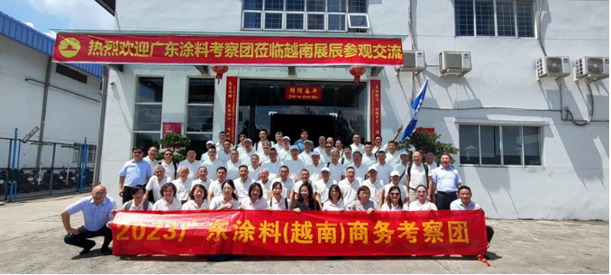 下午，考察團抵達越南展辰，受到了展辰董事長陳冰、越南展辰總經(jīng)理李旭汕和越南展辰常務(wù)副總經(jīng)理王波的熱情歡迎。陳冰代表協(xié)會和展辰新材簡要介紹了越南展辰的情況。越南展辰是展辰新材在海外投資的第一個工廠，主要生產(chǎn)油性涂料和UV涂料，廣泛應(yīng)用于套房家具和櫥柜領(lǐng)域。據(jù)介紹，越南展辰已成為展辰國際化的重要窗口，近年來營業(yè)額逐年增長，2022年銷售規(guī)模已超過2億，員工人數(shù)超過150人，其中中籍員工50余人，越籍員工100余人。
