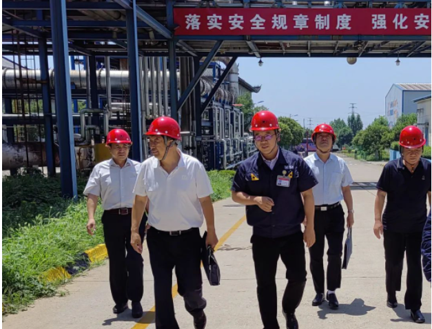 河北省總勞動和經(jīng)濟(jì)工作部二級調(diào)研員郝建良與勞動和經(jīng)濟(jì)工作部副部長董亮日前前往河北邯鄲市黑貓?zhí)亢谟邢薰?，對該公司舉辦的“防風(fēng)險、查隱患、保安全”安全生產(chǎn)百日競賽活動進(jìn)行了調(diào)研。