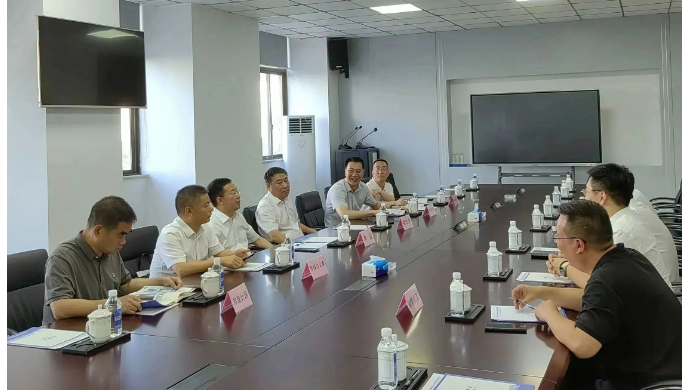 會上，李書記與董事長王建森進行了交流，就進一步加強企業(yè)的研發(fā)創(chuàng)新和提升產(chǎn)品技術(shù)含量等方面提出了寶貴的意見和建議。他強調(diào)中瑞橡膠作為優(yōu)質(zhì)企業(yè)應(yīng)該發(fā)揮示范引領(lǐng)作用，推動橡膠行業(yè)實現(xiàn)高質(zhì)量發(fā)展。