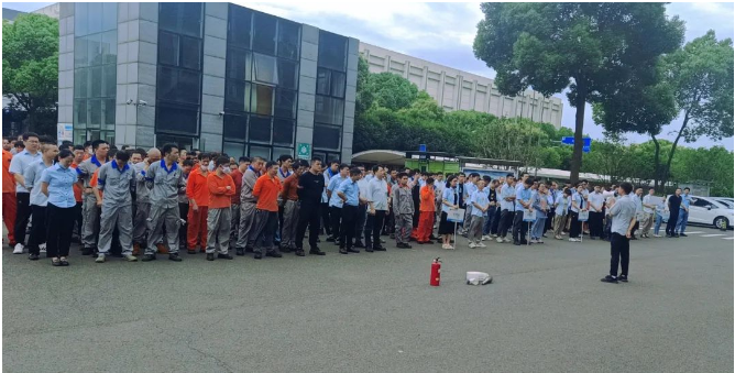 為了進(jìn)一步提升全員的應(yīng)急逃生能力和安全操作技能，提高企業(yè)的應(yīng)急綜合水平，建新各單位結(jié)合實(shí)際生產(chǎn)情況，開展了各類形式的現(xiàn)場應(yīng)急演練和消防技能比武。通過實(shí)戰(zhàn)演練，員工們學(xué)習(xí)了事故風(fēng)險(xiǎn)征兆、預(yù)防措施、應(yīng)急措施和急救知識。