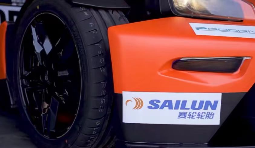 吉利銘泰集團全新賽事IP——MINTIMES GP銘泰大賽車旗下的KTM X-BOW CUP賽事如火如荼地開賽。作為官方指定輪胎，賽輪PD系列半熱熔輪胎為車手們的競速之旅提供了強大的動力，憑借超強的抓地力和極致的操控性，為現(xiàn)場觀眾奉獻了一場兼具速度與激情的視覺盛宴。
