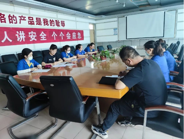 活動伊始，集團副總趙新利和安全總監(jiān)孫明國相繼參加了各工廠的“安全生產(chǎn)月”動員大會，并發(fā)表了重要講話。會議結(jié)束后，與會人員紛紛在橫幅上簽名，標志著“安全生產(chǎn)月”活動正式拉開序幕。隨后，華盛橡膠集團的各個工廠相繼舉行了盛大的啟動儀式。