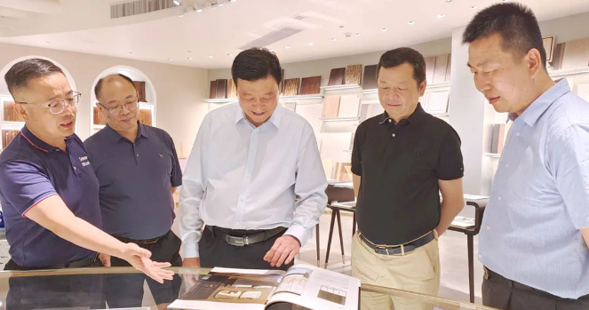中國(guó)涂料工業(yè)協(xié)會(huì)會(huì)長(zhǎng)劉普軍率領(lǐng)代表團(tuán)于近日對(duì)宣偉-華潤(rùn)涂料研發(fā)中心進(jìn)行了考察訪問(wèn)。宣偉熱情接待了劉普軍會(huì)長(zhǎng)及其隨行人員，期間詳細(xì)介紹了宣偉-華潤(rùn)涂料的發(fā)展情況。