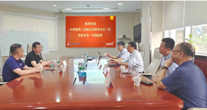 隨后的座談交流環(huán)節(jié)，與會(huì)代表就中國(guó)涂料行業(yè)實(shí)現(xiàn)高質(zhì)量發(fā)展的途徑進(jìn)行了充分討論。中國(guó)涂料工業(yè)協(xié)會(huì)秘書長(zhǎng)劉杰和彩之虹董事長(zhǎng)顧天兵也出席了此次考察活動(dòng)，共同探討行業(yè)未來(lái)的發(fā)展方向。