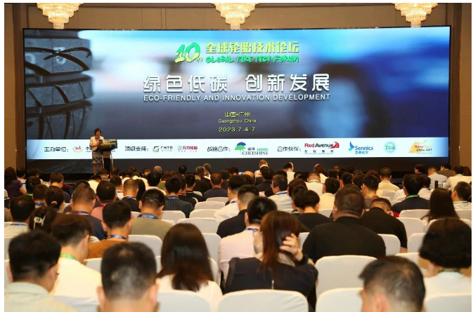 作為本次論壇的東道主，廣州工業(yè)投資控股集團有限公司總工程師、萬力輪胎股份有限公司董事長王松也發(fā)表了致辭。他宣布，萬力輪胎將參與制定和發(fā)布新能源汽車輪胎碳足跡核算產(chǎn)品標準，為行業(yè)進一步減碳降碳，推動可持續(xù)發(fā)展貢獻力量。