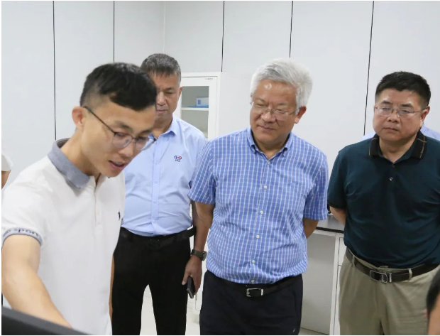臨工重機副總經(jīng)理李連剛、王仁賓，總經(jīng)理助理盧立強，數(shù)字化研究院院長童偉，高機制造技術(shù)研究院院長劉志軍，礦機制造技術(shù)研究院院長蔣周偉，生產(chǎn)綜合部經(jīng)理劉月昌，金利集團董事長徐小龍，副總裁王玉寶，油缸制造部部長李夢龍共同參觀了賽輪集團。這次參觀為雙方進(jìn)一步加強合作提供了重要的契機。