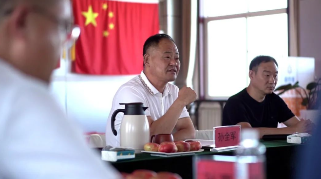 在會(huì)上，董事長(zhǎng)孫全軍發(fā)表了重要講話。他指出，市場(chǎng)營(yíng)銷工作是企業(yè)發(fā)展的關(guān)鍵，上半年銷售工作雖然取得了一定成績(jī)，但仍存在較大的提升空間。孫全軍強(qiáng)調(diào)，下半年各代理商應(yīng)以“咬定青山不放松”的精神狀態(tài)，努力實(shí)現(xiàn)在線纜銷售量的突破。