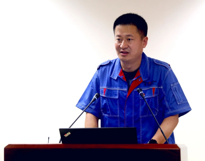 橡六公司黨委書記、總經(jīng)理蒲章國(guó)