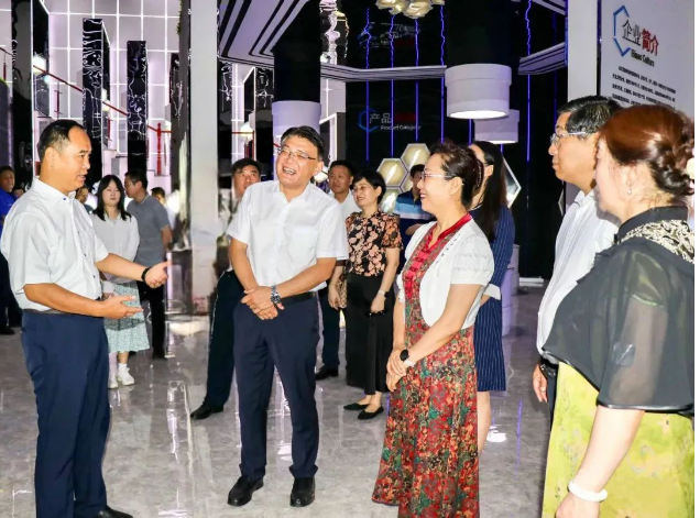 濟(jì)寧市政協(xié)副主席、市工商聯(lián)主席李敬一行于7月19日到訪山東濱澳電線電纜有限公司，對(duì)企業(yè)的發(fā)展和創(chuàng)新工作進(jìn)行了調(diào)研指導(dǎo)。此次調(diào)研活動(dòng)得到了濱州市政協(xié)副主席侯學(xué)峰、市政協(xié)黨組成員甄恩如以及園區(qū)領(lǐng)導(dǎo)的陪同。