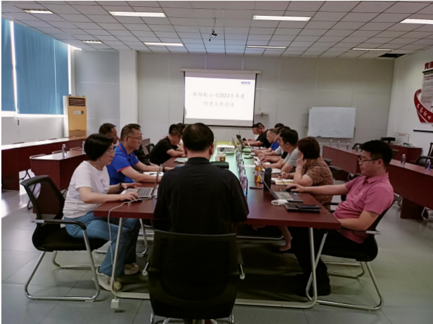廣西新桂輪橡膠有限公司召開了2023年中總結(jié)會(huì)，聽取了各部門上半年的工作情況總結(jié)與下半年的工作計(jì)劃。會(huì)議充滿信心地明確了公司下半年及未來(lái)幾年的工作目標(biāo)和方向。