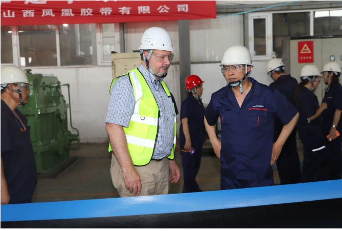康迪泰克集團(tuán)亞太工業(yè)解決方案事業(yè)群運(yùn)營(yíng)負(fù)責(zé)人Frank Riechers和運(yùn)營(yíng)財(cái)務(wù)控制負(fù)責(zé)人Chris Heelan到山西鳳凰膠帶有限公司黎城西仵生產(chǎn)基地進(jìn)行實(shí)地考察和調(diào)研。