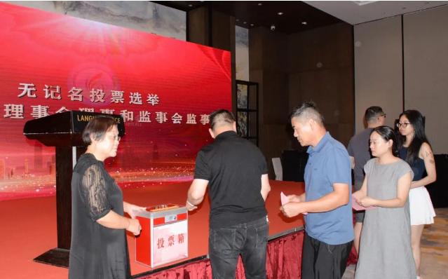 在第二階段的商會(huì)四屆一次理事會(huì)、監(jiān)事會(huì)會(huì)議中，代表們進(jìn)一步審議通過(guò)了第四屆理事會(huì)、監(jiān)事會(huì)選舉辦法，其中包括選舉產(chǎn)生第四屆理事會(huì)會(huì)長(zhǎng)單位、副會(huì)長(zhǎng)單位、理事單位以及監(jiān)事長(zhǎng)和秘書(shū)長(zhǎng)名單。投票結(jié)果由大會(huì)總監(jiān)票人宣布。