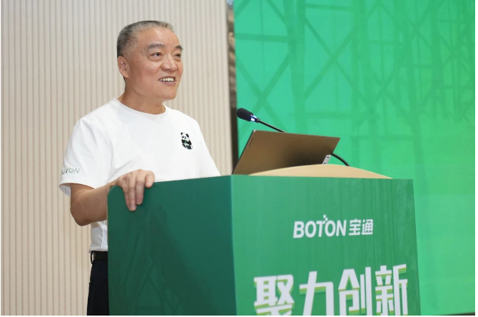 寶通科技董事長包志方在致辭中強調了寶通在全球化戰(zhàn)略下取得的成就和全球合作的重要性。他指出，可持續(xù)發(fā)展已成為寶通使命的核心要素和戰(zhàn)略的重要組成部分。在講話中，包總還談到了全球氣候變化、資源短缺等挑戰(zhàn)，以及政府和國際組織對可持續(xù)發(fā)展的重視。他強調了供應鏈可持續(xù)發(fā)展的重要性，強調只有與所有利益相關方一道，齊心協力，深度協同，互相賦能，以更可持續(xù)的科技與商業(yè)行為，才能提升供應鏈整體質量，開創(chuàng)更新的格局。