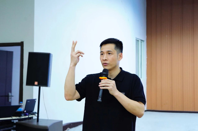 集團(tuán)輪胎事業(yè)部梅總在會(huì)上用實(shí)際業(yè)績數(shù)據(jù)肯定了各公司上半年的辛勤努力，同時(shí)明確指出了未來工作需要提升的方向和具體目標(biāo)。他強(qiáng)調(diào)要打開和升級(jí)思維，多角度思考行動(dòng)，并在正確的方向中以激進(jìn)的方式去突破，找出更高效、更優(yōu)質(zhì)的工作方法。