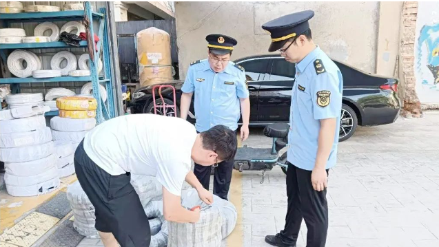 ，膠州市市場監(jiān)管局正在積極采取多項措施，旨在推動全市電線電纜行業(yè)的行風(fēng)建設(shè)和產(chǎn)品質(zhì)量的安全意識。針對此目標(biāo)，該局從壓緊壓實企業(yè)責(zé)任、加強(qiáng)監(jiān)督檢查、強(qiáng)化質(zhì)量控制、普法宣傳和綜合監(jiān)管等方面入手，全力推進(jìn)電線電纜行業(yè)的良性發(fā)展。