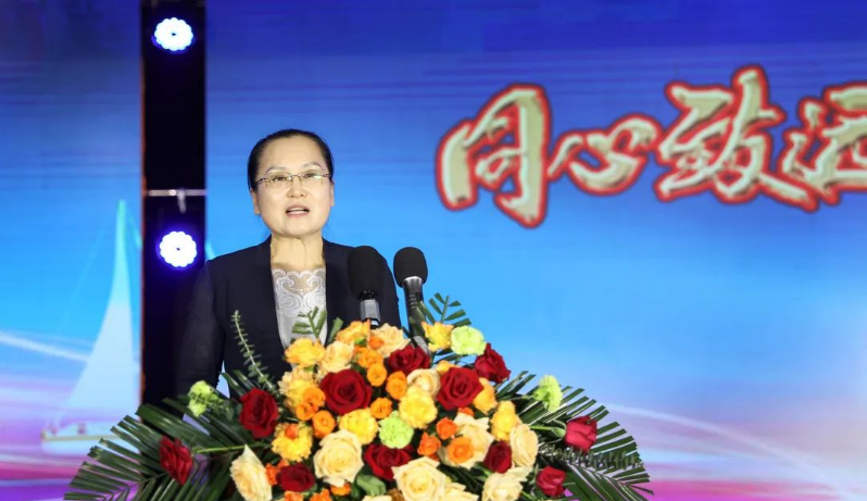 姜妍在致辭中指出，過去十年是豐源輪胎公司打基礎(chǔ)、謀長遠的十年。今后，該公司將積極學習國家級和世界級輪胎企業(yè)的先進經(jīng)驗，為全區(qū)全市的“強工興產(chǎn)、轉(zhuǎn)型突圍”貢獻更大力量。